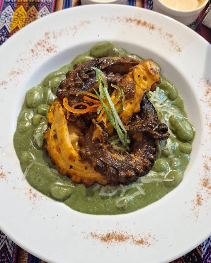 Gnocchis al pesto con pulpo a la parrilla